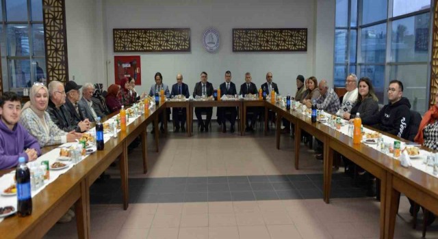Rektör Özölçer, iftarda huzurevi sakinleriyle buluştu