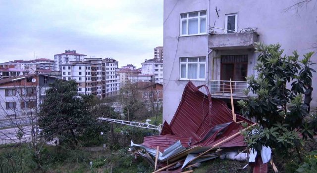 Rize’de şiddetli fırtına çatıları uçurdu