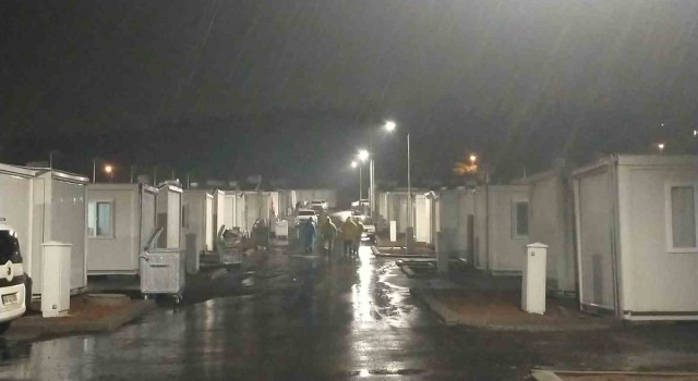 Sağanak yağmur depremzedelere zor anlar yaşattı