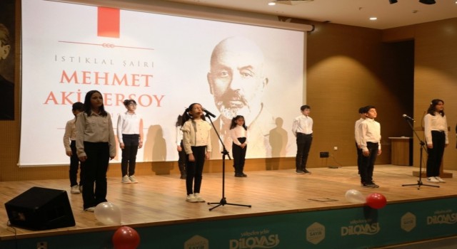 Sahnede istiklal şairini anlattılar