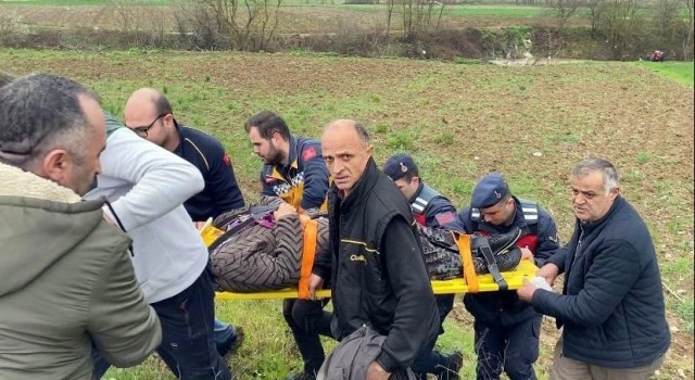 Sakaryada korkutan kaza: Kanala uçan araç suya gömüldü