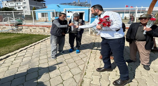 Salihli Beşiktaşlılardan yaşlılara karanfilli kutlama