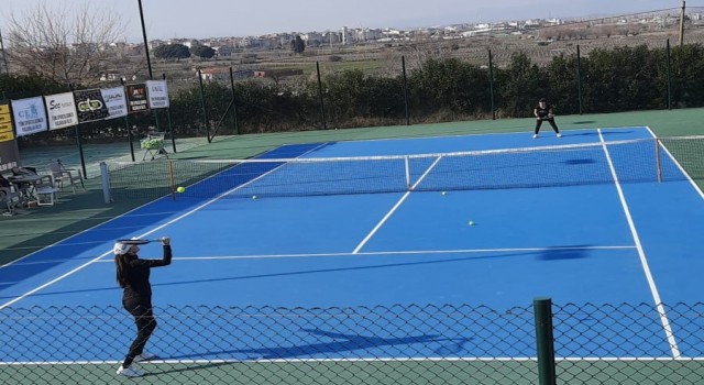 Salihlide depremzedeler yararına tenis turnuvası düzenlendi