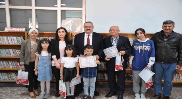 Salihlide Kitap kurtları ödüllendirildi