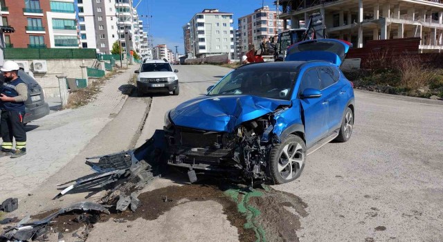 Samsunda aracıyla elektrik direğine çarpan avukat ve kızı yaralandı