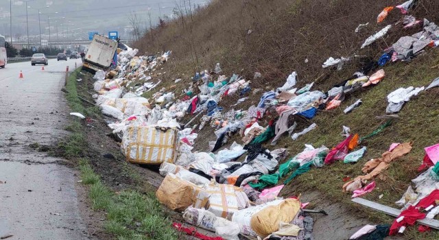 Samsunda tır kazası: Giysiler yola saçıldı