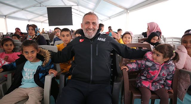 Sanatçı Yavuz Bingöl, depremzedelere moral etkinlikleri düzenliyor: