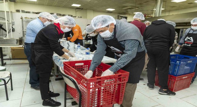 Sanatçılar da depremzede çalışmalarına gönüllü oldu