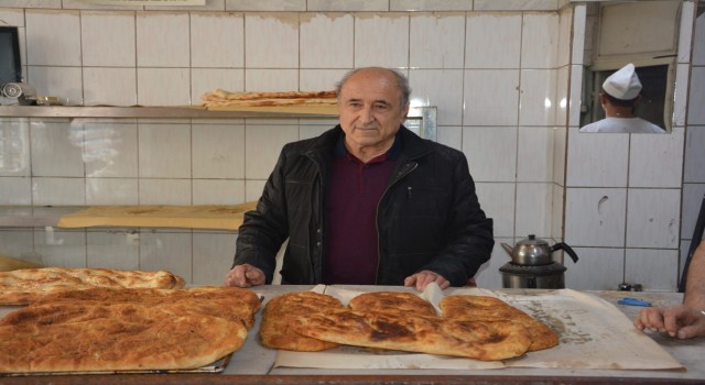 Sandıklının ‘haşhaşlı tahinli pidesi yoğun ilgi görüyor