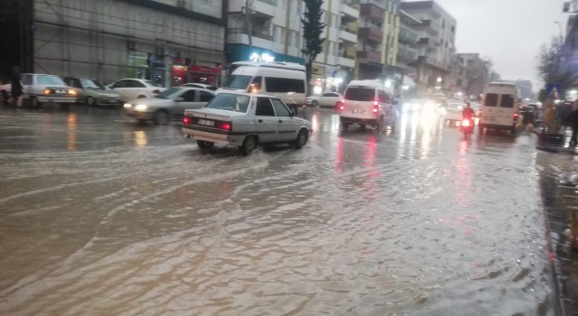 Şanlıurfada sağanak etkili oldu, yağışlar ekipleri alarma geçirdi