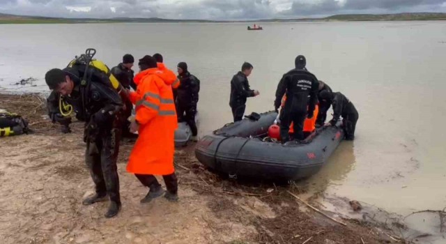 Şanlıurfada sele kapılan tır sürücüsü 7 gündür aranıyor