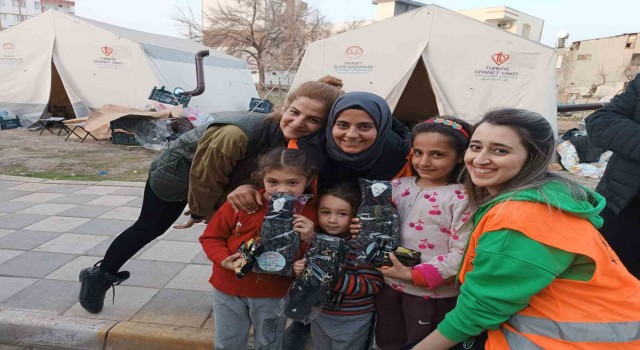 Şanlıurfada üretilen bez bebekler depremzede çocuklara hediye edildi