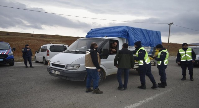 Şap hastalığına karşı jandarma ve veteriner hekimler yolları denetledi