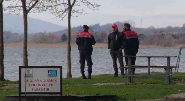 Sapanca Gölünde kano alabora oldu: 2 kişi yüzerek kıyıya çıktı