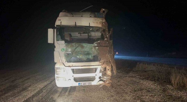 Şarampole devrilen tırda 2 kişi yaralandı