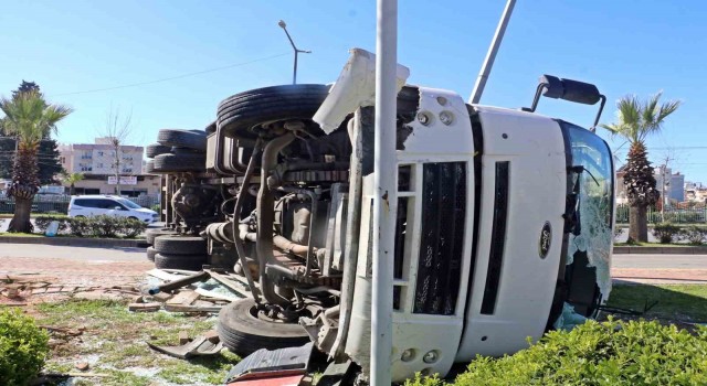 Sebze ve meyve yüklü tır devrildi, malzemeler yola saçıldı