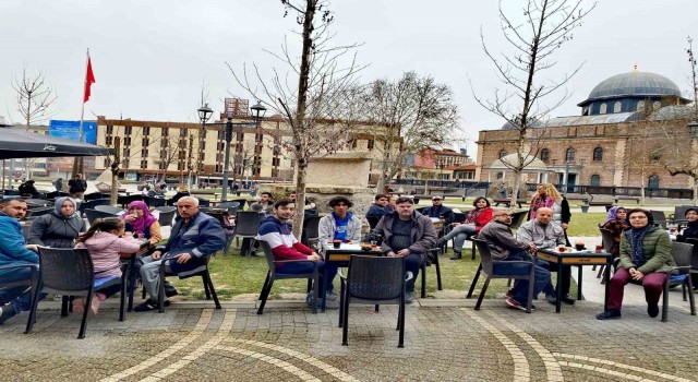 Şehre Vefa Grubu depremzede ailelere Balıkesiri tanıttılar