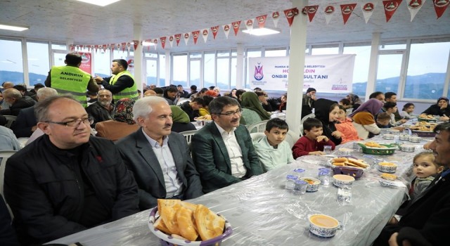 Şehzadeler Belediyesi Andırında bin kişilik iftar sofrası kurdu