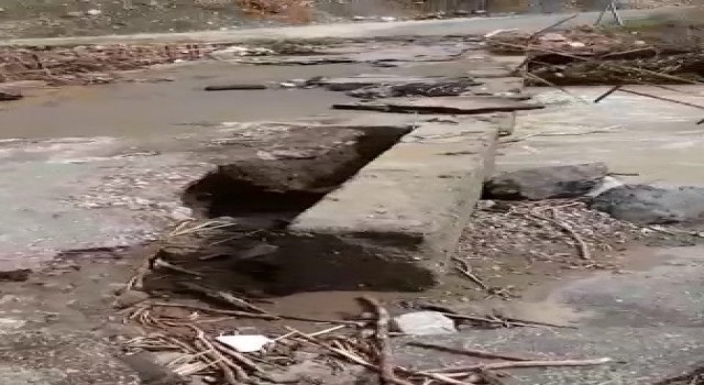 Adıyaman'da Sel suları köprüye zarar verdi