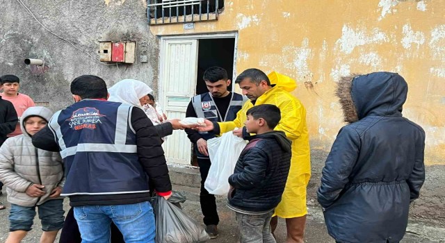 Selden etkilenen vatandaşlara yemek dağıtımı