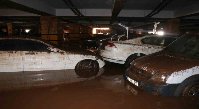 Sele teslim olan Şanlıurfada otoparklar araç mezarlığına döndü