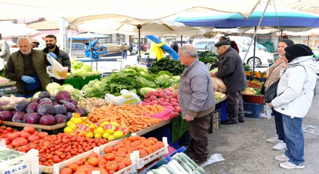 Semt pazarlarında Ramazan hareketliliği