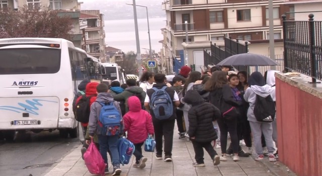 Serviste çöp attığı gerekçesiyle öğrencinin darp edilmesine velilerden ve servisçilerden tepki geldi