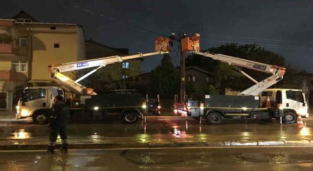 Seyir halinde dorsesi açılan kamyon elektrik tellerini devirdi, vatandaşlar deprem sanıp sokağa döküldü