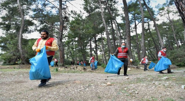 Sıfır Atık Gününde ormanı temizlediler