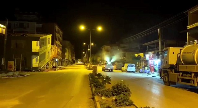Siirt Belediyesi, Hatayda temizlik ve ilaçlama çalışmalarına destek veriyor