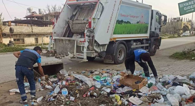Siirt Belediyesi temizlik ekibi Hatayda çöpleri topluyor