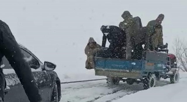 Siirtte karda mahsur kalan araç patpat yardımıyla çıkartıldı