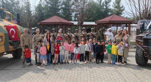 Siirtte Mehmetçik tarafından öğrencilere gösteri ve tanıtım yapıldı