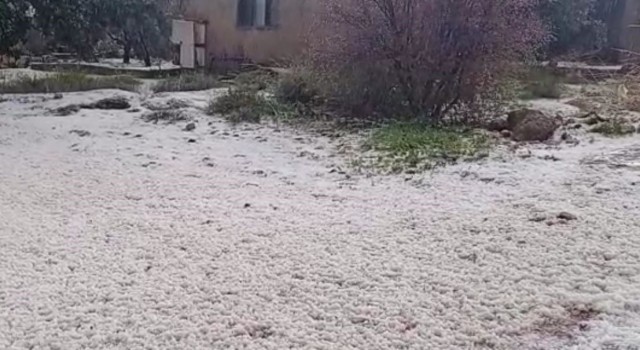 Silifke'yi dolu beyaza bürüdü