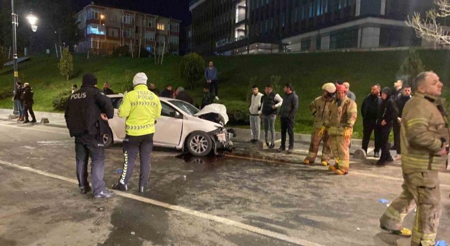 Silivride otobüs ile otomobil çarpıştı: 1 ölü, 2 yaralı