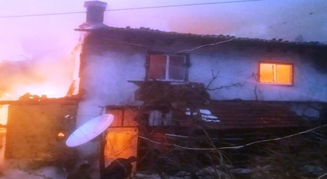 Simavda çıkan yangında iki ahşap ev tamamen yandı