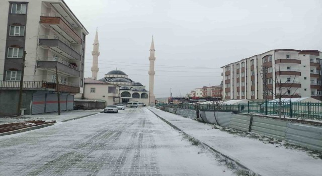 Sincik ilçesinde kar yağışı başladı