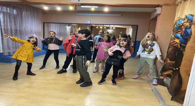 Sinopta depremzede çocuklardan depremin izleri silinmeye çalışılıyor