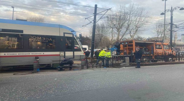 Sirkecide tramvay raydan çıktı, yolcular büyük panik yaşadı