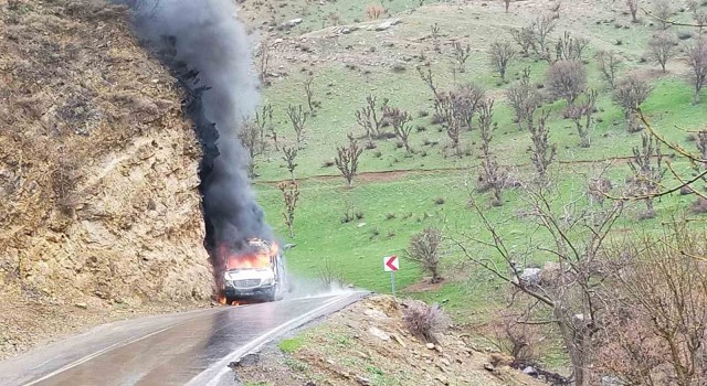 Şırnakta beton mikseriyle çarpışan ambulans alevlere teslim oldu