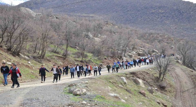 Şırnakta dağlar öğrencilere kaldı, huzur ortamında yürüyüş gerçekleştirildi