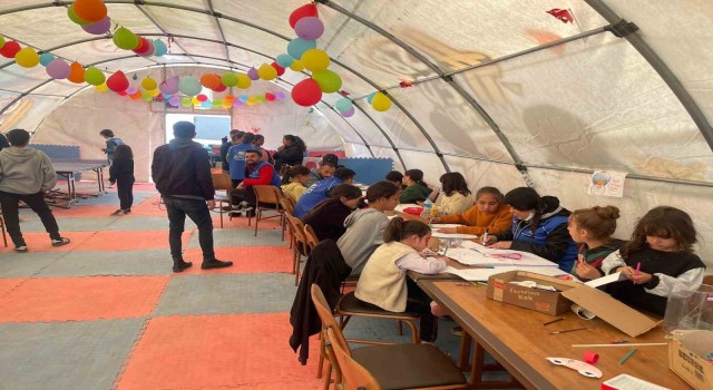 Şırnakta gönüllüler, depremzede 2 bin çocuğu oyun ile buluşturdu