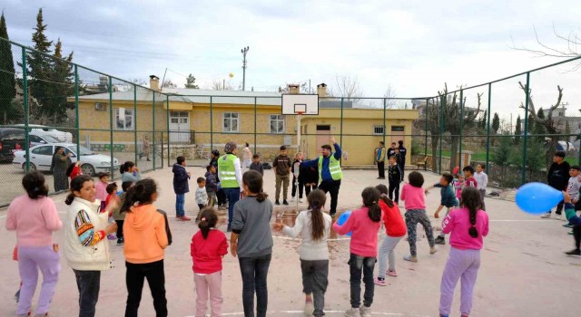 Şırnakta öğretmenler depremzede bin 500 çocuğu oyun ile buluşturdu