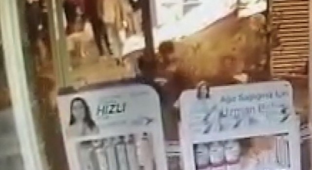Şişlide iki arkadaşın yumruk ve bıçaklı kavgası kamerada