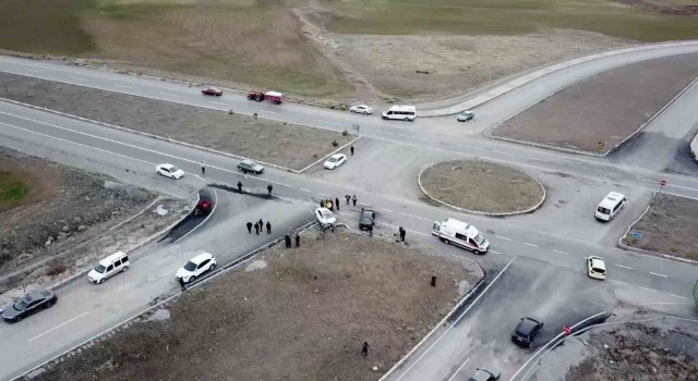 Sivasta iki otomobil çarpıştı: 1i bebek 6 yaralı