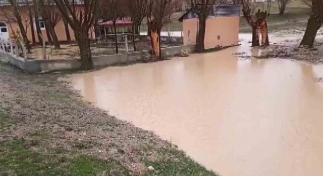 Sivasta tarım arazileri ve bahçeler sular altında kaldı