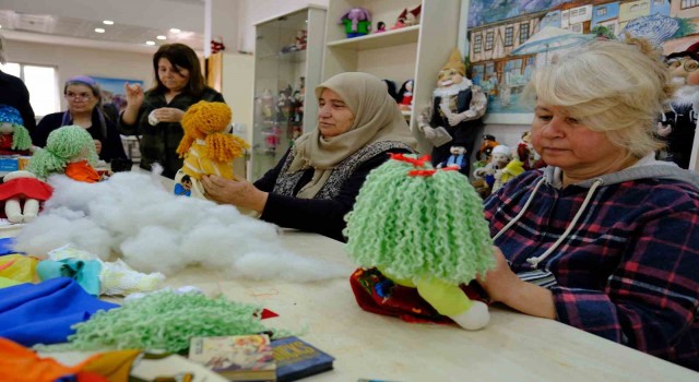 Sivrihisarlı kadınlar depremzede çocuklar için alın teri döküyorlar