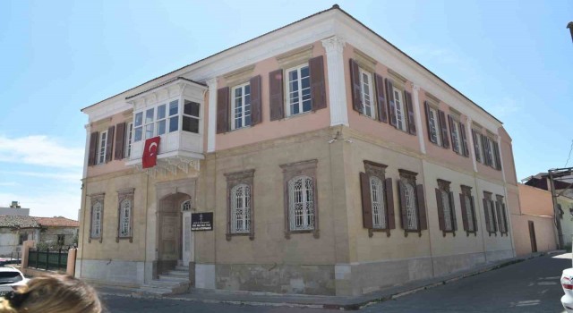 Sökede 128 yıldır zamana meydan okuyan kütüphane binası