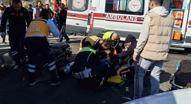 Sökede motosiklet ve otomobil çarpıştı: 2 yaralı