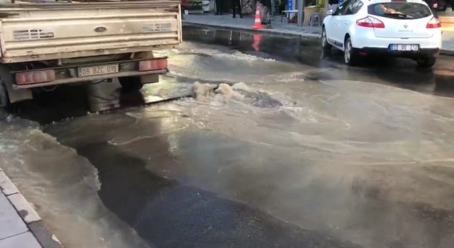 Su borusu patladı, asfaltı yardı, yolu adeta göle çevirdi